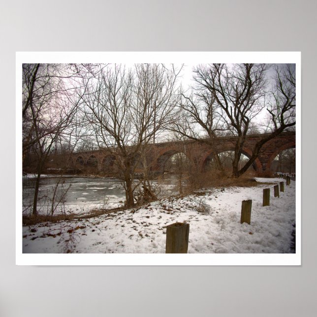Frozen Creek with Bridge Poster (Vorne)