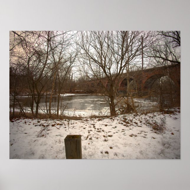 Frozen Creek with Bridge Poster (Vorne)