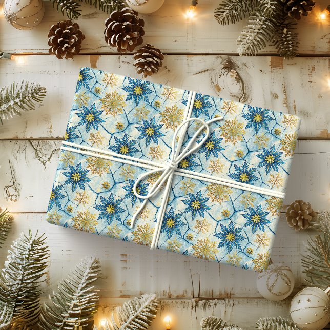 Frozen Elegance Blue and Gold Snowflake Geschenkpapier (Von Creator hochgeladen)