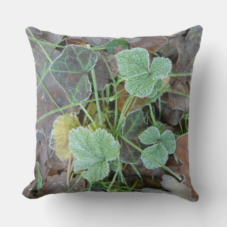 Frozen Leaves Pattern Throw Pillow Kissen