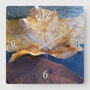 Frozen Yellow Maple Leaf Autumn Nature Quadratische Wanduhr