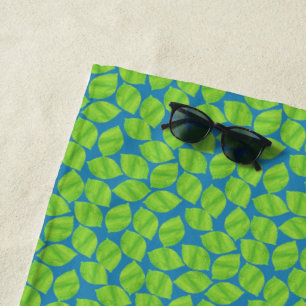 Fruchtige grüne Grenzen auf blauem Hintergrund, um Strandtuch