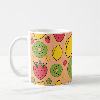 Fruchtige Tapete: Erdbeeren, Zitronen, Kiwis. Kaffeetasse