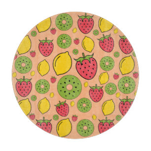 Fruchtige Tapete: Erdbeeren, Zitronen, Kiwis. Schneidebrett