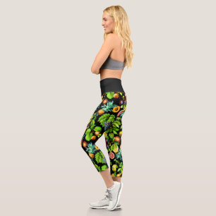 Fruchtmuster auf schwarzem Hintergrund Capri Leggings