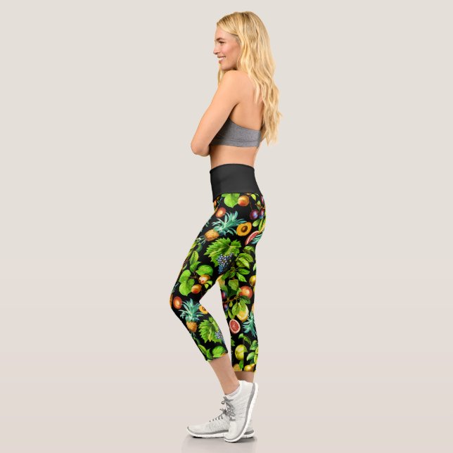 Fruchtmuster auf schwarzem Hintergrund Capri Leggings (Links)
