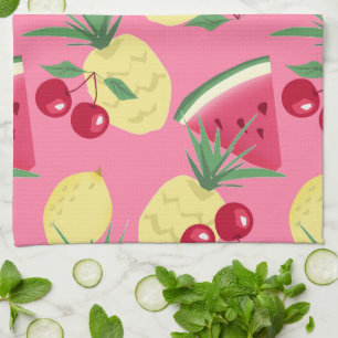Fruchtsäfte auf rosafarbenem Hintergrund. Geschirrtuch