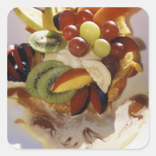 Fruchtsalat mit Eis. Quadratischer Aufkleber