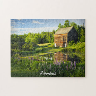 Frühjahrsbild einer alten Scheune in Adirondacks,