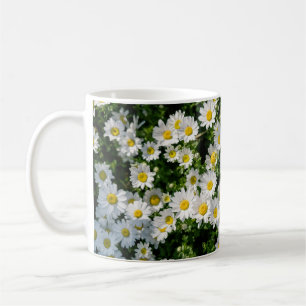 Frühjahrsdaisy Field: Serene Hintergrund Kaffeetasse