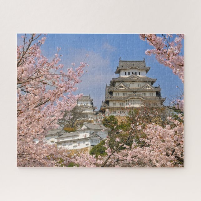 Frühjahrskirsche Blüten auf Himeji Castle in Japan (Horizontal)