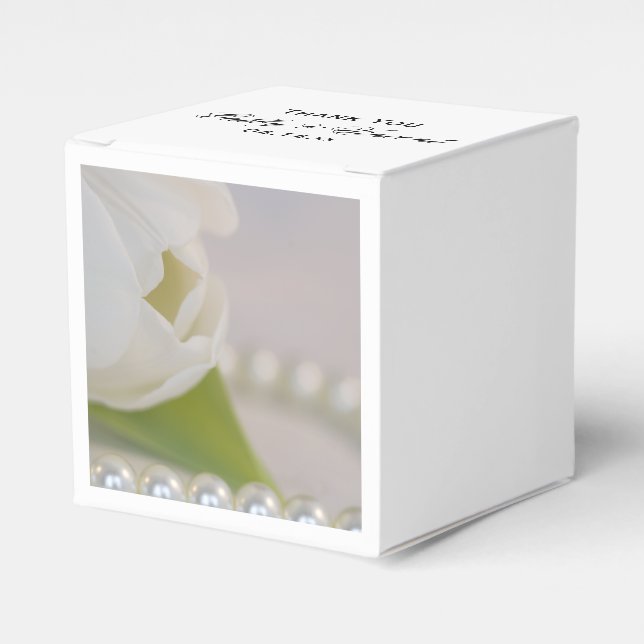 Frühjahrssehen mit weißem Tulip und Perlen Geschenkschachtel (Vorderseite)