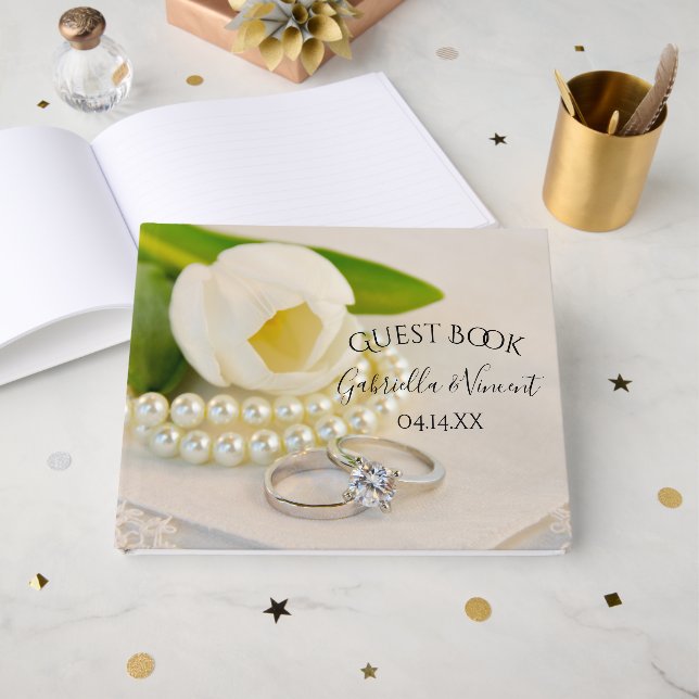 Frühjahrssehen mit weißen Tulips, Rings und Perlen Gästebuch (Vorderseite Offen)