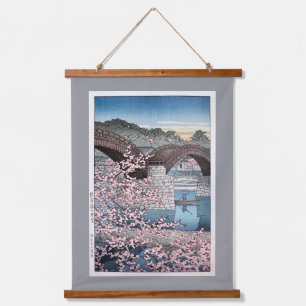 Frühling an der Kintai-Brücke, Hasui Kawase Wandteppich Mit Holzrahmen