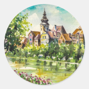 Frühling in der kleinen Stadt am Fluss Runder Aufkleber