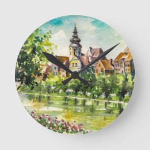 Frühling in der kleinen Stadt auf dem Fluss Runde Wanduhr