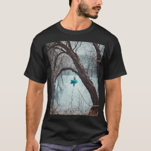 Frühlings-Einsamkeit am Fluss T-Shirt