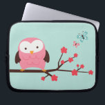 Frühlings-Eule Laptopschutzhülle<br><div class="desc">Niedliche Illustration einer Eule hockte auf einem Kirschbaum.</div>