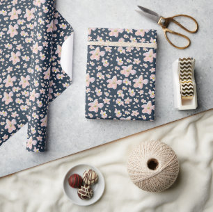 Frühlingsblumen auf dunkelblau geschenkpapier