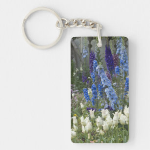 Frühlingsblumen auf einem Gartenweg, Georgien Schlüsselanhänger