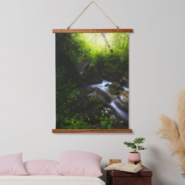 Frühlingsblumen im bezaubernden Flusswald Wandteppich Mit Holzrahmen (Schlafzimmer)