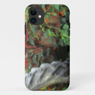 Frühlingsblumen schmücken einen alten Traktor. iPhone 11 Hülle