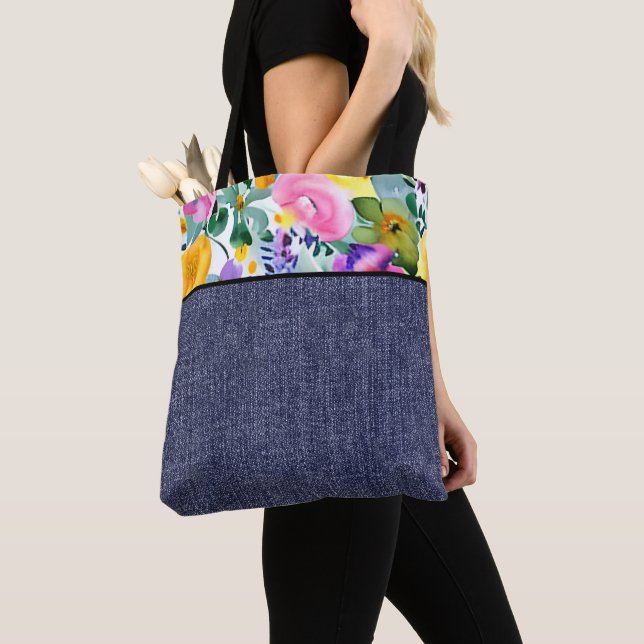 Frühlingsblumen und Denim Tasche (Von Nahem)