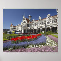 Frühlingsblumen und historischer Bahnhof,