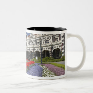 Frühlingsblumen und historischer Bahnhof, Zweifarbige Tasse