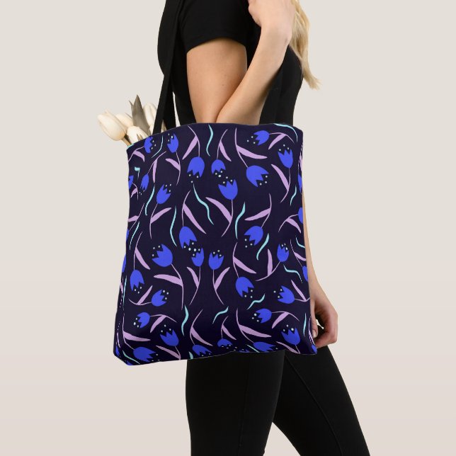 Frühlingsblumenmuster auf dunkelblauem Hintergrund Tasche (Von Nahem)