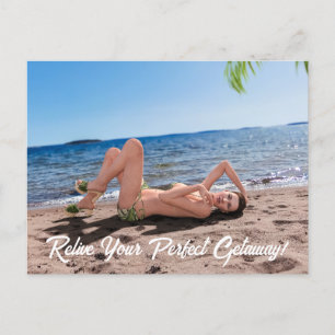 Frühlingsferien Mädchen liegt auf dem Sandstrand Postkarte