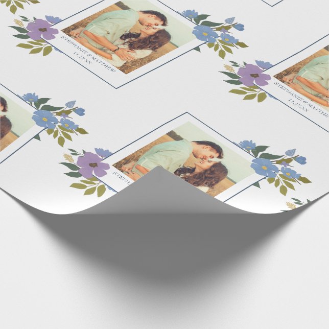 Frühlingsflorale Foto Rahmen Personalisierte Hochz Geschenkpapier (Ecke)
