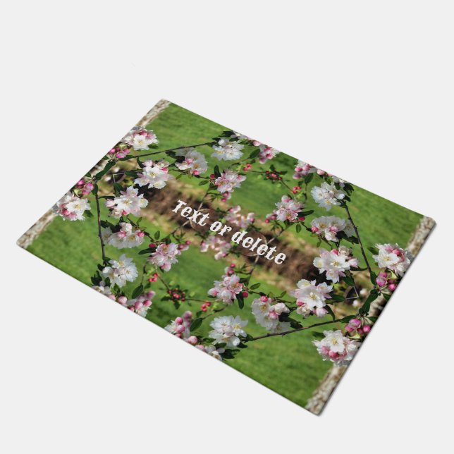 Frühlingspink und weiß Blüten Personalisiert Fußmatte (Schrägansicht)