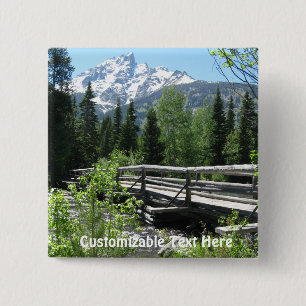 Frühlingsschnee auf Grand Tetons mit Brücke über d Button