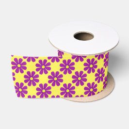 Frühlingsviolette Blumen auf gelbem Hintergrund Satinband