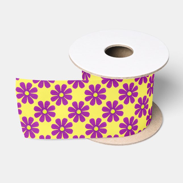 Frühlingsviolette Blumen auf gelbem Hintergrund Satinband (Spule)