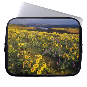 Frühlingswildblumen im Überfluss bei Tom Laptopschutzhülle