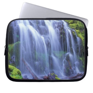 Frühlingszeit Frischwasser, das über Moos fließ Laptopschutzhülle