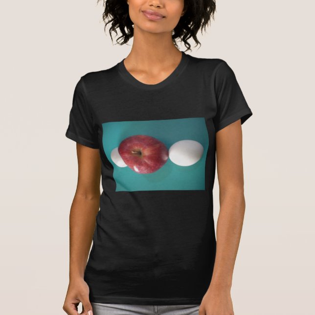 Frühstück Buddies: Zwei Eier $an Apple Still Life T-Shirt (Vorderseite)