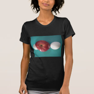 Frühstücks-Kumpels: Zwei Eier $ein Apfel Stilleben T-Shirt