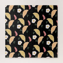 Frühstücksbüffet auf einem Croissant mit Schinken 