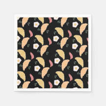 Frühstücksbüffet auf einem Croissant mit Schinken 