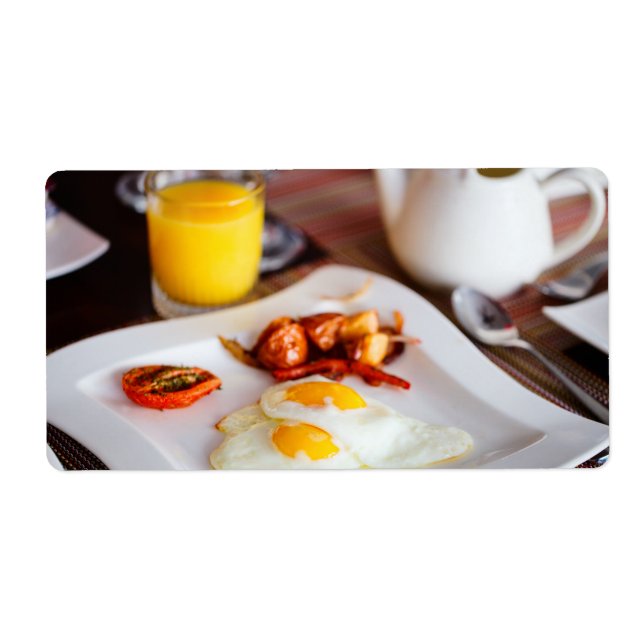 Frühstücksbüffet mit frittierten Eiern (Vorne)