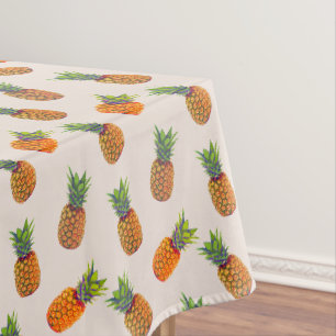 Fruits d'ananas sur nappe beige clair