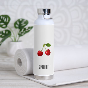 Fruits de cerise rouges sur une bouteille d'eau bl
