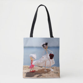 Fubby Bruidsmeisje met Bruid op strand. Tasche