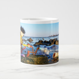 Fubby met flessenpost aan de kust. Jumbo-Tasse