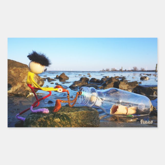 Fubby met flessenpost aan de kust. rechteckiger aufkleber (Vorderseite)