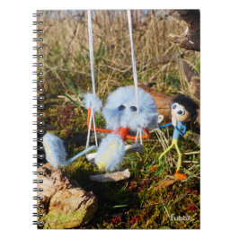 Fubby monster op de schommel. notizblock