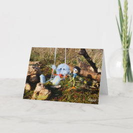 Fubby poppetje dat een monster duwt op schommel. dankeskarte